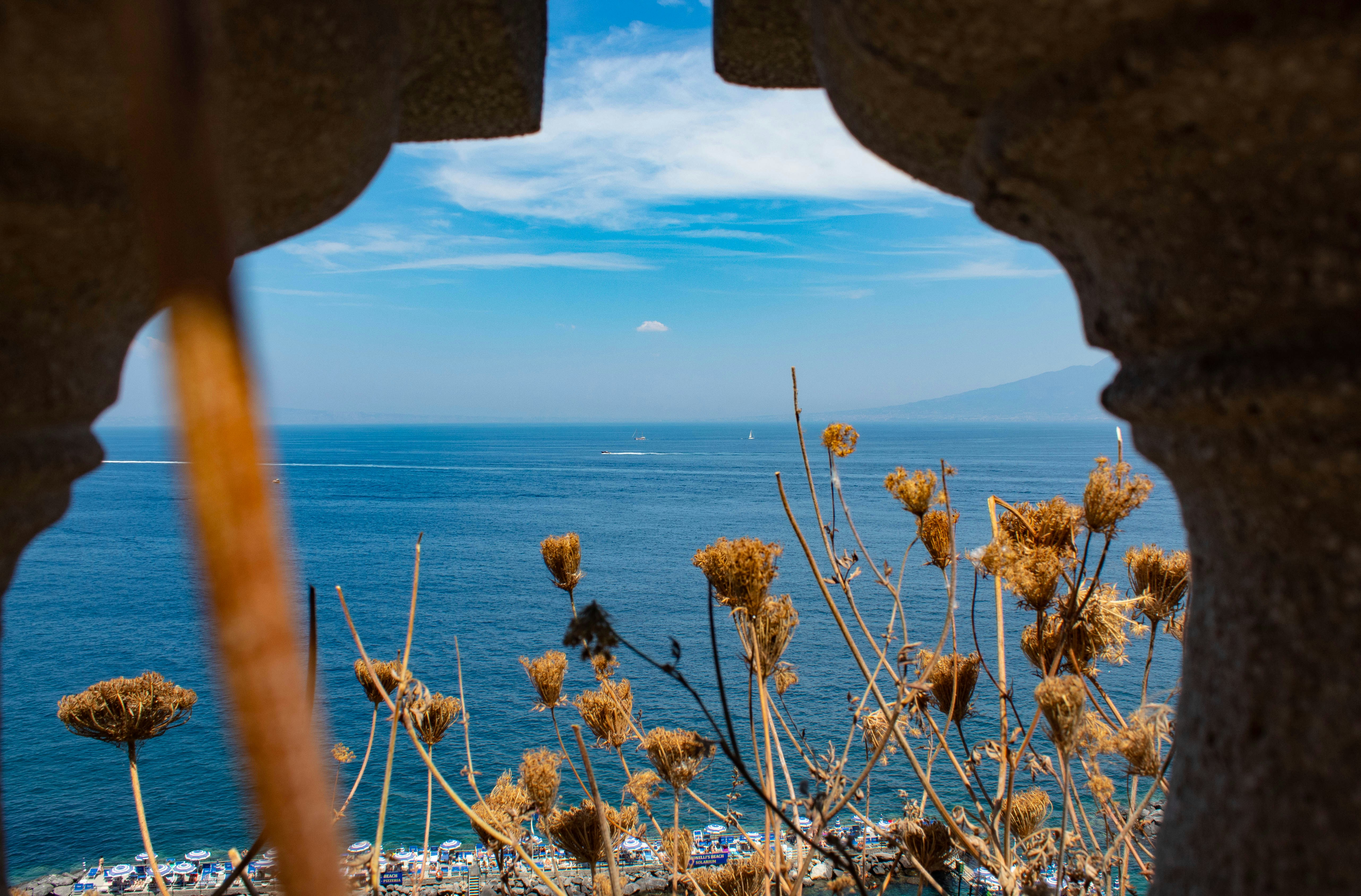 Castelo histórico com fundo de montanha na Baviera