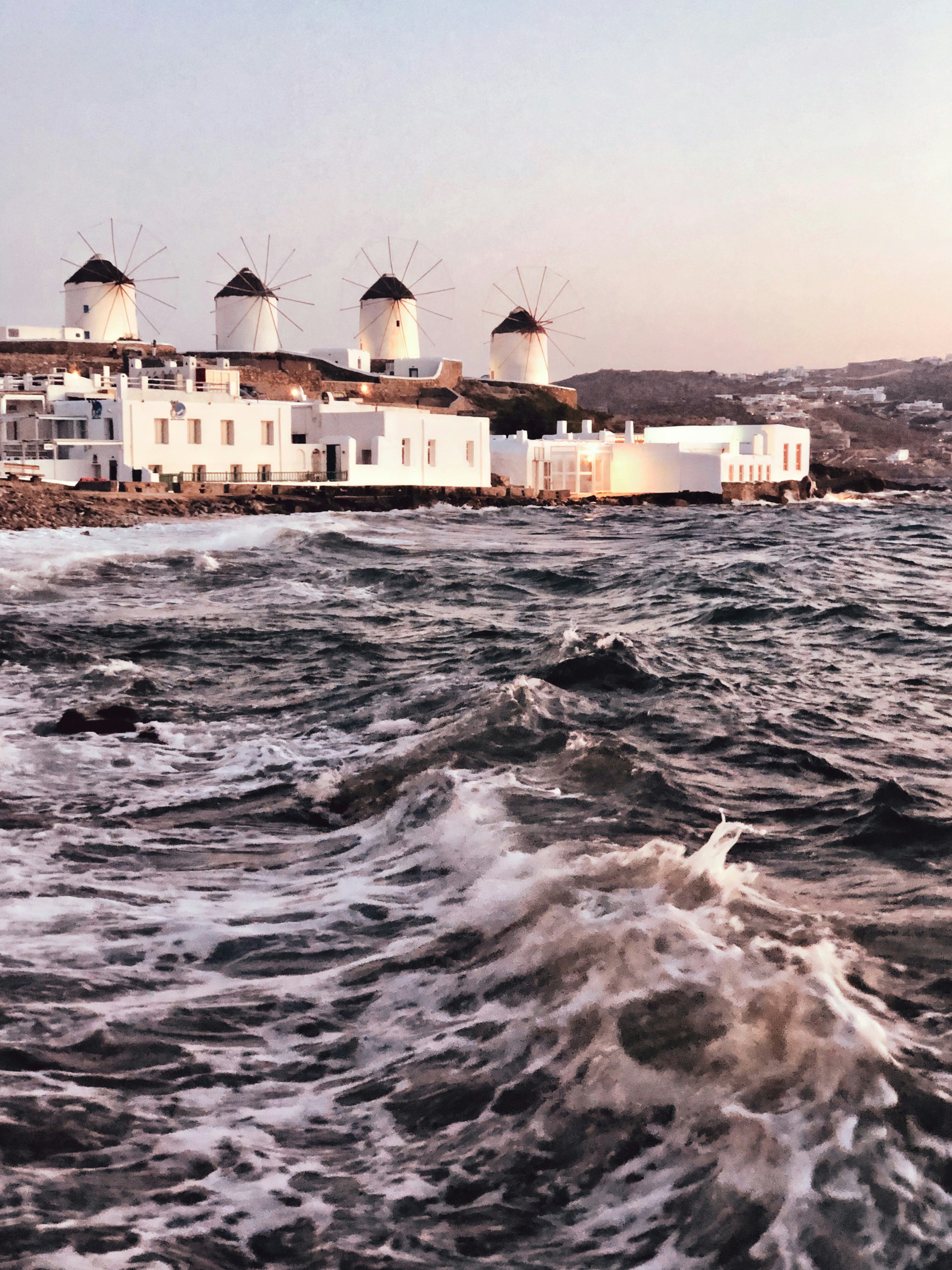 Praia em Mykonos ao entardecer