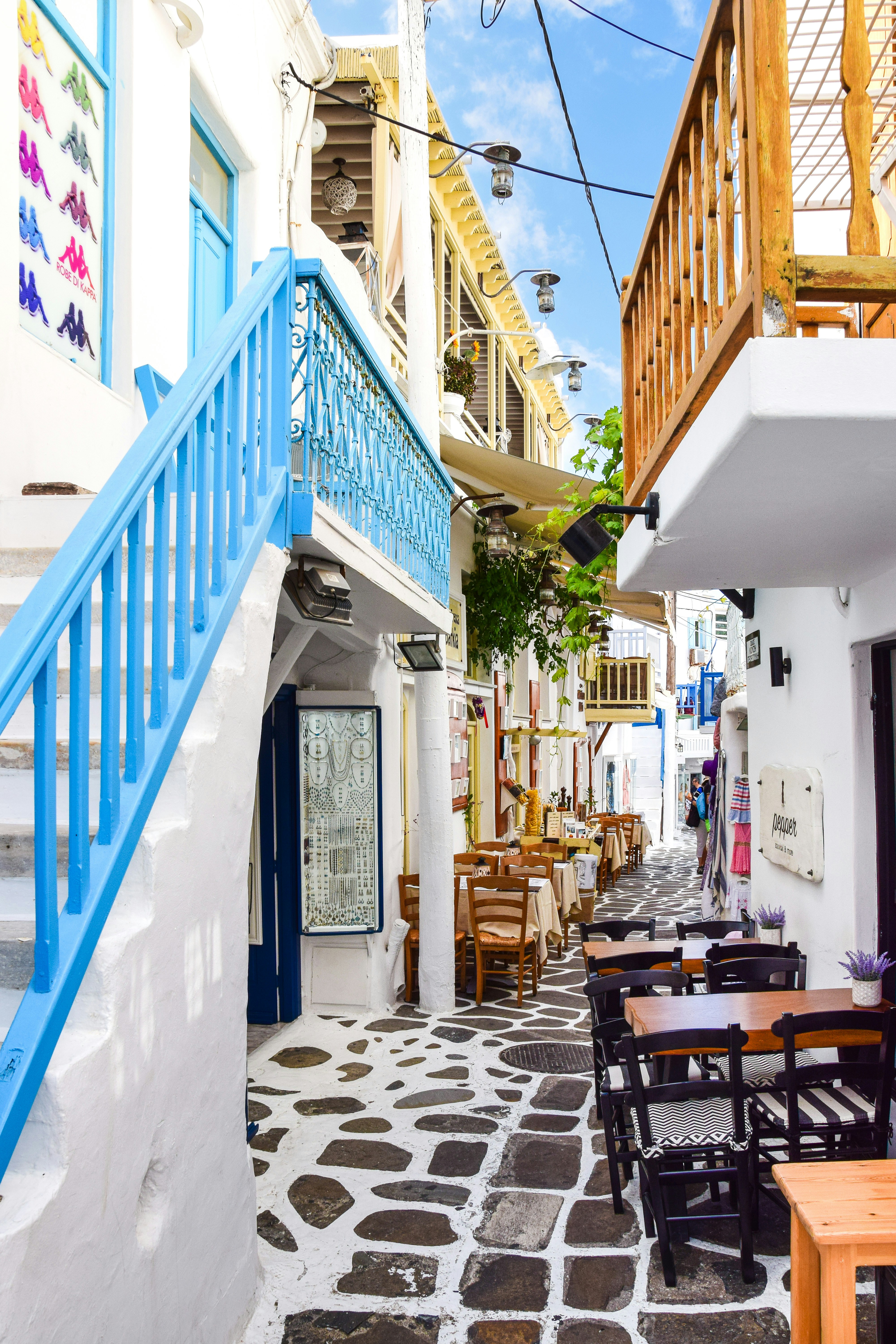 Turista andando de bicicleta em Mykonos