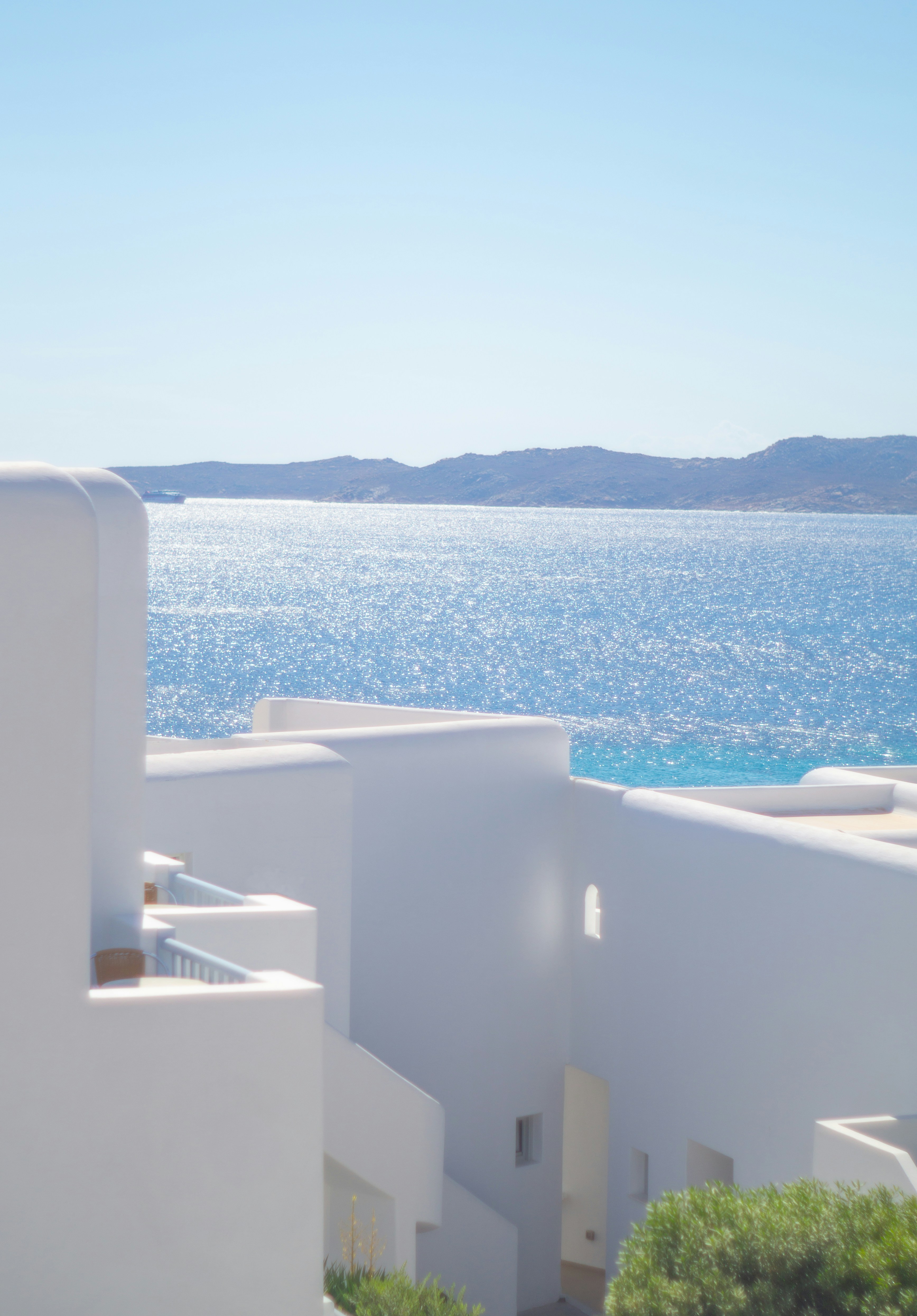 Casal apreciando o pôr do sol em Mykonos